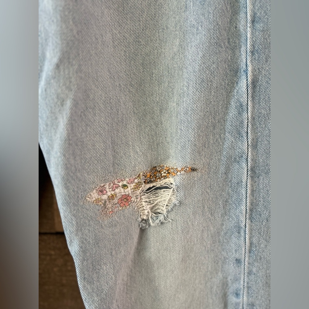 Levi’s 501® 150th Anniversary Light Wash Jeans – Floral Patched Knee – W28 L30 - Picture 14 of 15